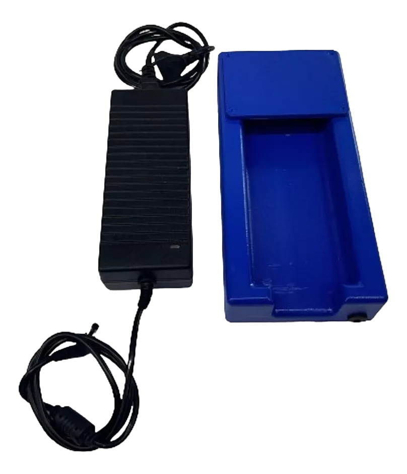 Equipamento de automação industrial: bateria e carregador, utilizados em sistemas de controle e sensores pneumáticos.