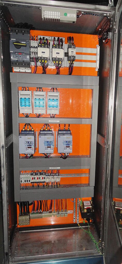 Painel de controle pneumático com sensores, válvulas e controladores para automação industrial e despoeiramento.