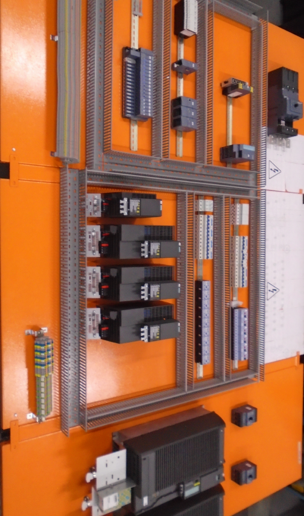 Painel de controle com componentes de automação industrial, incluindo relés, sensores e conexões pneumáticas.