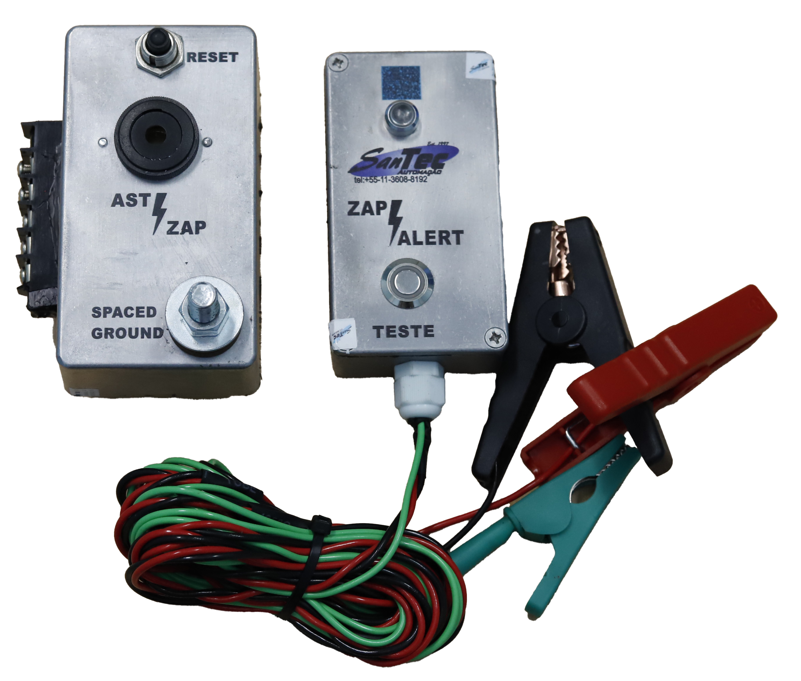Equipamento Zap Alert com controles, sensores e conexões para automação industrial e monitoramento de sistemas.