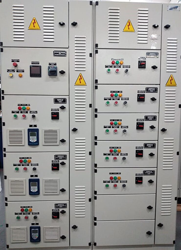 Painel de controle industrial com botões, sensores e indicadores para automação de sistemas de exaustão e despoeiramento.