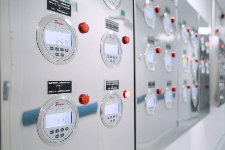 Painel de controle com manômetros e sensores para monitoramento de sistemas de automação industrial e…