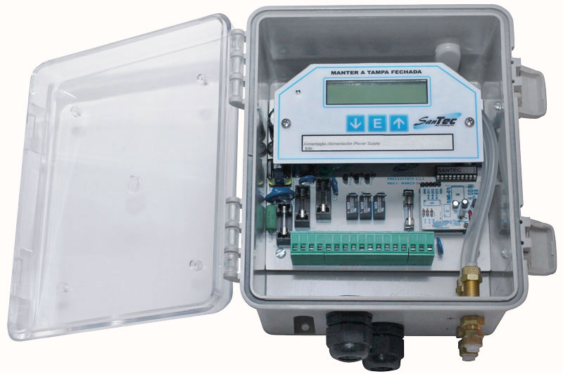 Controlador de rotação Santec V.1.21 aberto, com display e componentes para automação industrial e controle de exaustão.