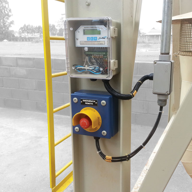 Painel de comando Santec com controlador, válvula e conexões para automação industrial em sistema de exaustão.