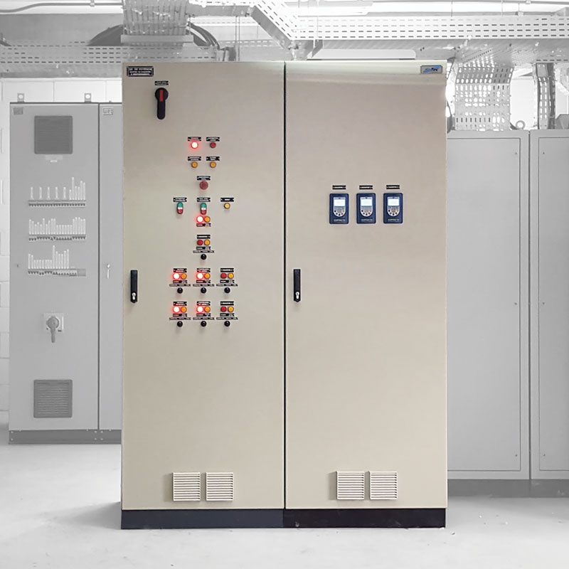 Painel de comando Santec com controles e indicadores para automação industrial, integrado a sistemas de…