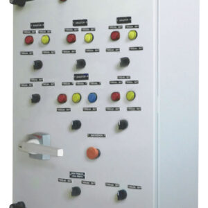 Painel de comando Santec com botões coloridos e alavancas para controle de sistemas de automação industrial.