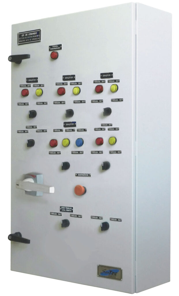 Painel de comando Santec com botões coloridos e alavancas para controle de sistemas de automação industrial.