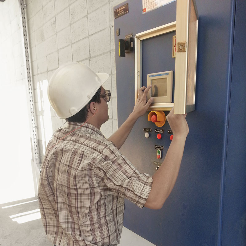 Operador ajustando painel de comando Santec, integrado a sistemas de automação industrial e controle de equipamentos.