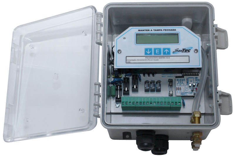 Pressostato diferencial Santec V.2.2MZ aberto, com IHM, visor LCD e componentes eletrônicos para controle industrial.