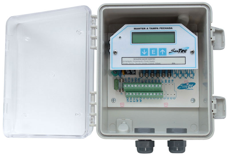 Sequenciador Santec V.2.56e em caixa, com visor LCD e botões, para controle em sistemas de automação industrial.