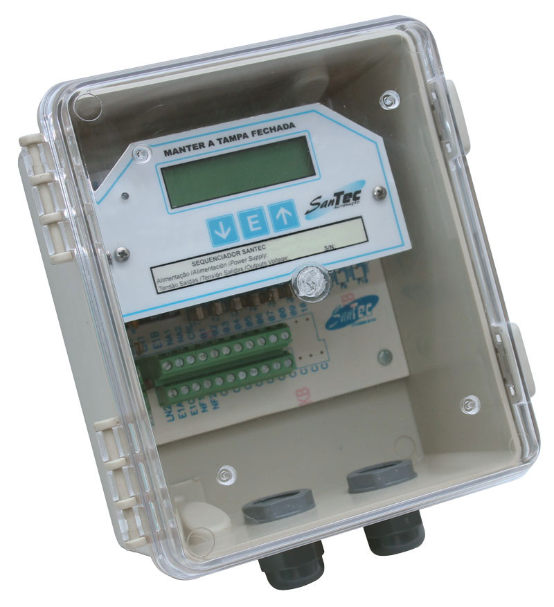 Sequenciador Santec V.2.56e em gabinete transparente, com visor LCD e botões, ideal para automação industrial…