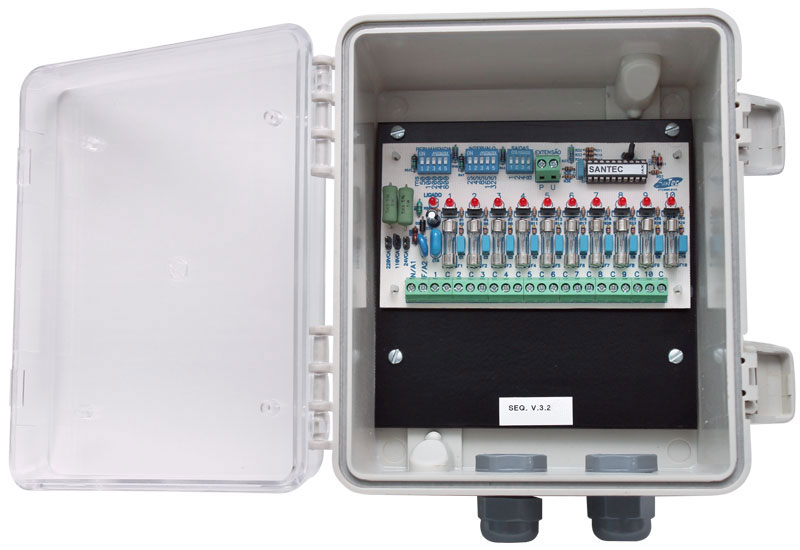Sequenciador Santec V.3.2CC em caixa aberta, com componentes eletrônicos para controle de válvulas e sistemas pneumáticos.