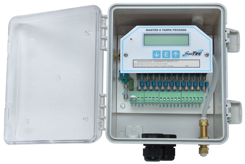 Sequenciador e manômetro Santec V.2.71, painel com display e conexões para controle de pressão em sistemas pneumáticos.